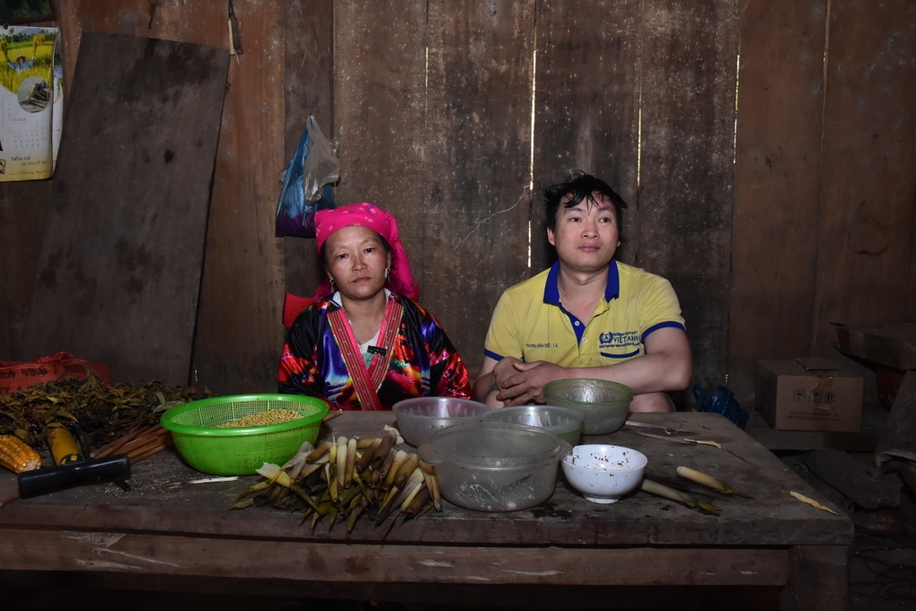 Thương cảnh vợ chăm chồng liệt và mù, nuôi 4 con thơ trong khốn khó - 4 Thương cảnh vợ chăm chồng liệt và mù, nuôi 4 con thơ trong khốn khó - 4
