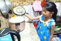 Mẹ bỏ đi, bé gái 10 tuổi chăm cha tật nguyền trong cảnh khốn khổ