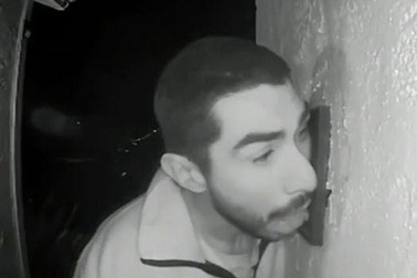 Cảnh sát Mỹ truy tìm kẻ biến thái liếm chuông cửa suốt 3 giờ đồng hồ trong đêm