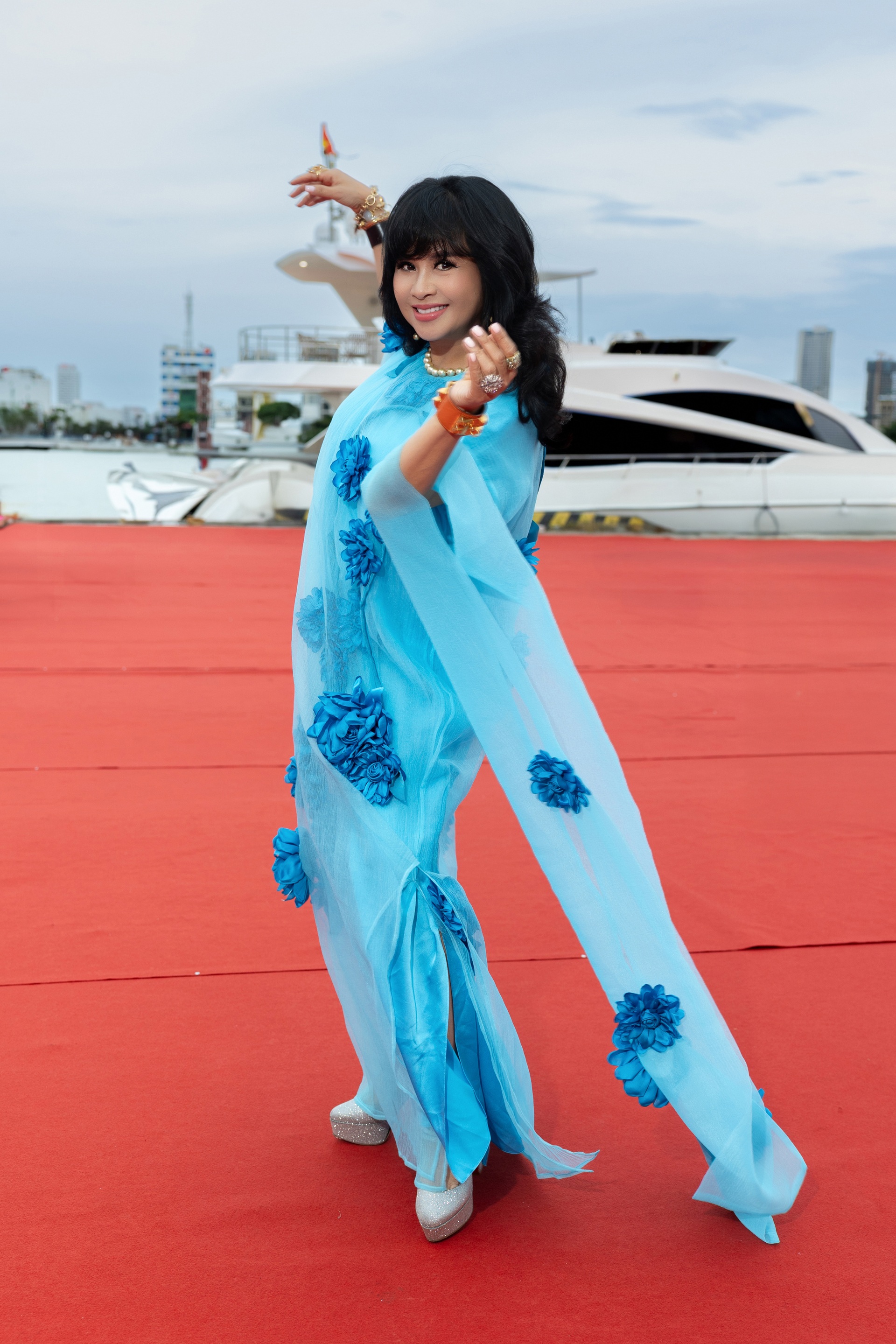 Thanh Lam và chồng bác sĩ sánh đôi dự show thời trang bên bờ sông Hàn - 4 Thanh Lam và chồng bác sĩ sánh đôi dự show thời trang bên bờ sông Hàn - 4