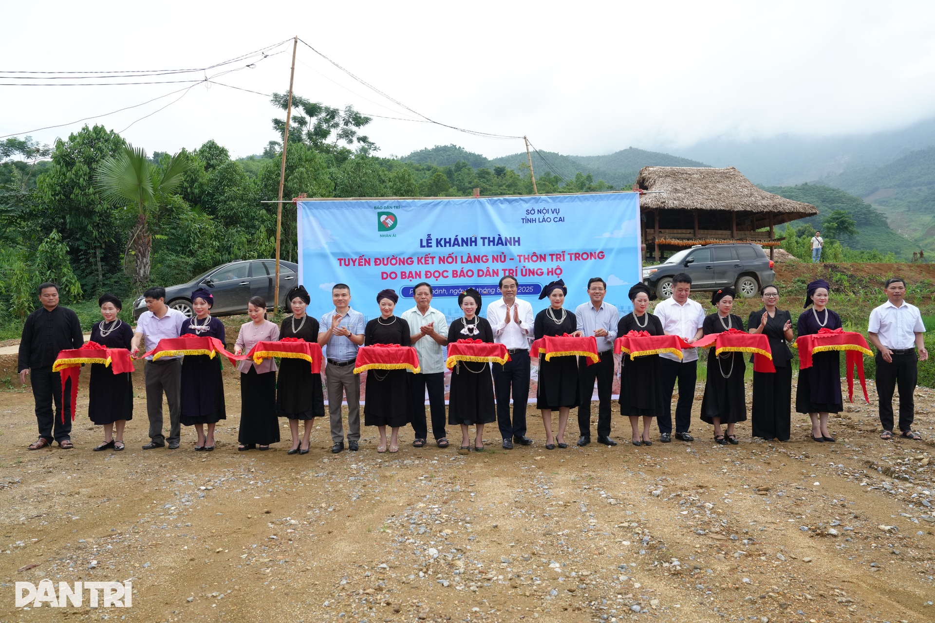 Khánh thành tuyến đường Làng Nủ, công trình xây dựng bằng cả yêu thương - 1 Khánh thành tuyến đường Làng Nủ, công trình xây dựng bằng cả yêu thương - 1