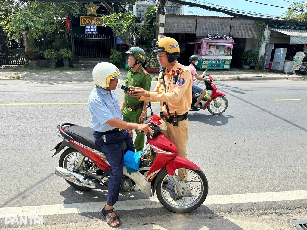 Uống bia sau đám tang, người đàn ông bị CSGT TPHCM xử phạt - 4 Uống bia sau đám tang, người đàn ông bị CSGT TPHCM xử phạt - 4