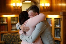 Nghẹn ngào giây phút vợ ngắm nhìn khuôn mặt chồng trên thân thể người khác