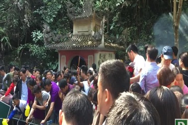 Dòng người chật như nêm giữa trời nắng nóng, chen chúc lấy “nước thánh”