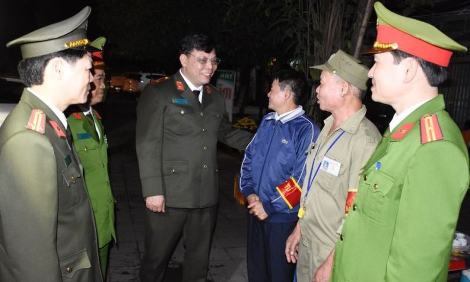 Nữ Trung úy công an đưa 2 con cùng đi trực tết - 1 Nữ Trung úy công an đưa 2 con cùng đi trực tết - 1