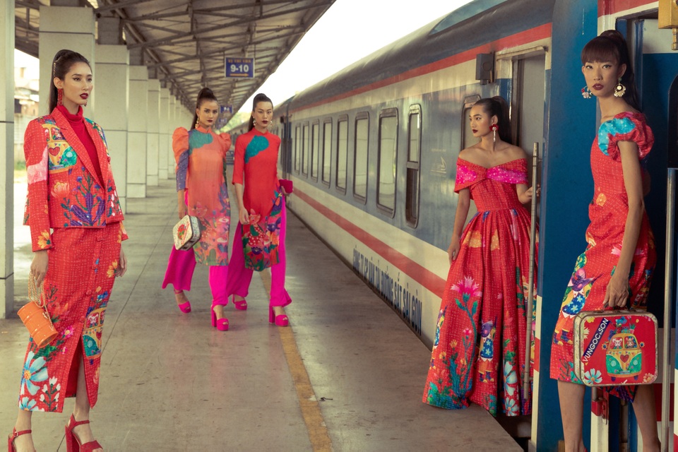 Dàn chân dài rực rỡ sắc màu đón năm mới - 2