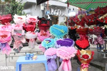 Hoa tươi vắng khách hỏi mua, quà tặng Valentine thiết thực lên ngôi