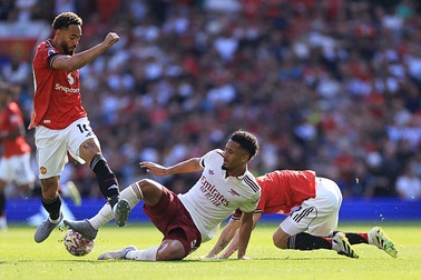 Quyết định gây tranh cãi của trọng tài trong trận Man Utd thua Arsenal