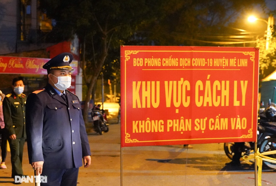 Nông dân ở khu cách ly tất bật chuyển rau củ qua rào sắt để bán trong đêm - 8 Nông dân ở khu cách ly tất bật chuyển rau củ qua rào sắt để bán trong đêm - 8