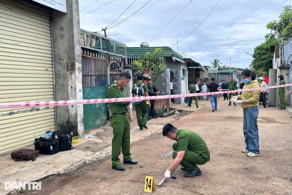 Vụ thảm án ở Đắk Lắk: Nghi phạm cướp xe, dùng nước rửa vết máu trên đường - 1 Vụ thảm án ở Đắk Lắk: Nghi phạm cướp xe, dùng nước rửa vết máu trên đường - 1