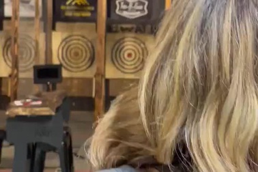 Cô gái gây ra sự cố hy hữu khi chơi trò ném dao