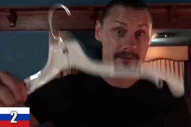 Chàng trai người Nga biểu diễn cách mở nắp chai bia bằng hàng loạt dụng cụ ít ai ngờ