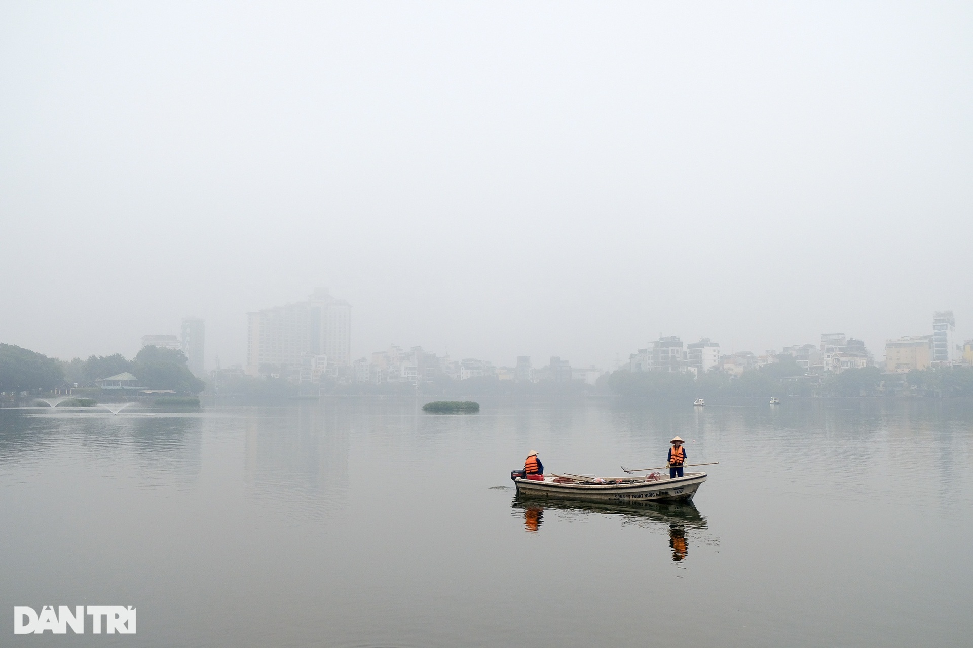 Mưa rét, sương mù bao phủ dày đặc Hà Nội ngày cuối tuần - 5 Mưa rét, sương mù bao phủ dày đặc Hà Nội ngày cuối tuần - 5