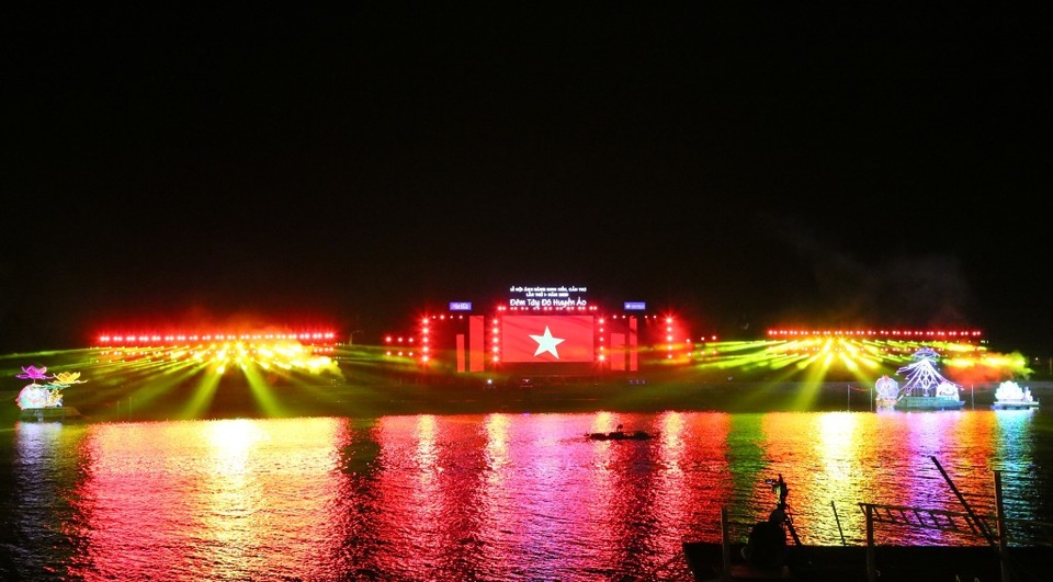 Đêm Hoa đăng Ninh Kiều thu hút hàng nghìn lượt người đến xem - 7 Đêm Hoa đăng Ninh Kiều thu hút hàng nghìn lượt người đến xem - 7