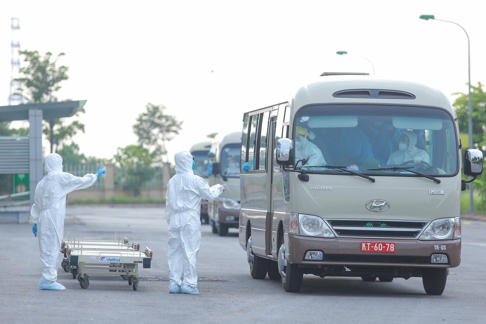 Cận cảnh quá trình khử trùng, cách ly đoàn 120 ca Covid-19 tại bệnh viện - 10 Cận cảnh quá trình khử trùng, cách ly đoàn 120 ca Covid-19 tại bệnh viện - 10