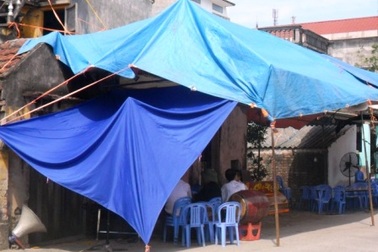 Phát hiện thi thể với dao cắm trên ngực trong bể nước