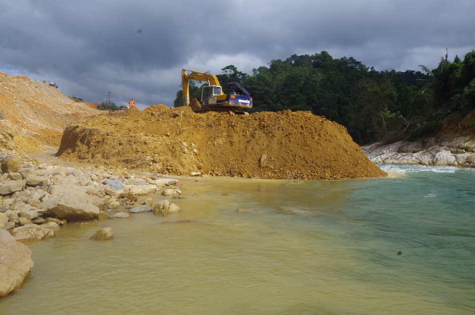 Khơi thông kênh nắn dòng chảy sông Rào Trăng để tìm người mất tích - 3 Khơi thông kênh nắn dòng chảy sông Rào Trăng để tìm người mất tích - 3