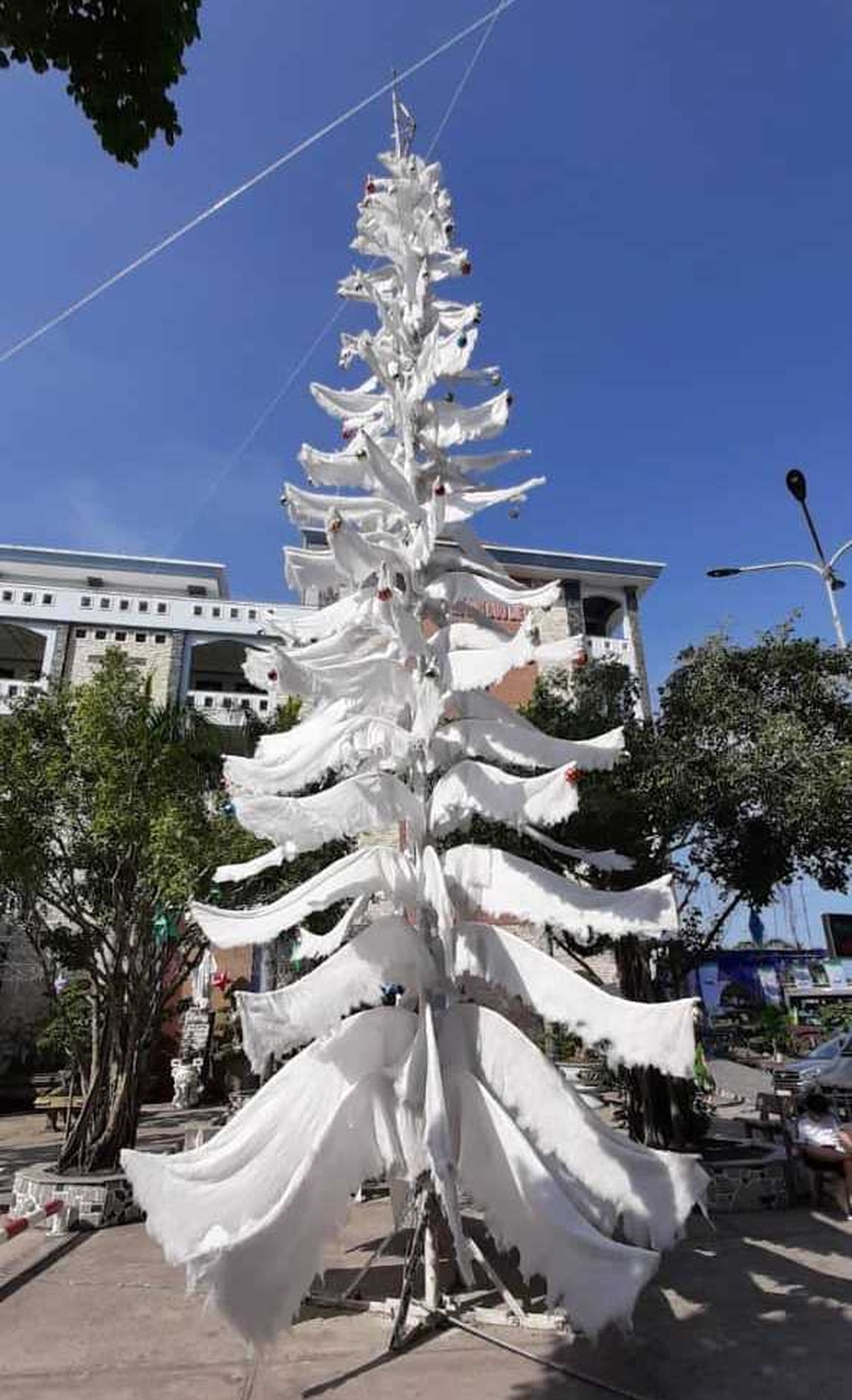 Các nhà thờ trang trí bắt mắt, đường phố đông nghịt người vui chơi đêm Noel - 23 Các nhà thờ trang trí bắt mắt, đường phố đông nghịt người vui chơi đêm Noel - 23