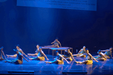 Nữ sinh bật khóc sau màn trình diễn Tốt nghiệp Học viện Múa Việt Nam