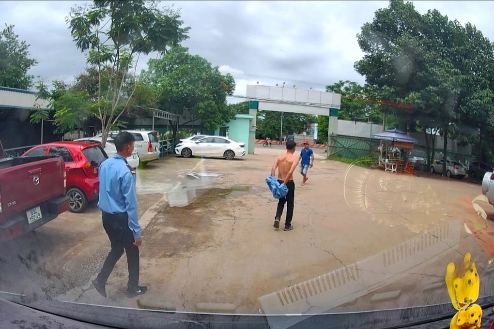 Cho thôi việc 3 bảo vệ ngăn xe cứu thương đón bệnh nhân hấp hối - 1 Cho thôi việc 3 bảo vệ ngăn xe cứu thương đón bệnh nhân hấp hối - 1