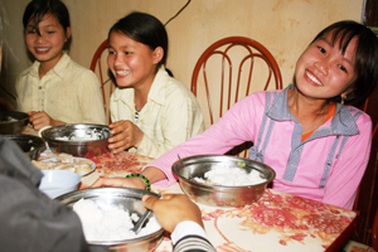 Những tấm lòng nhân ái cùng <i>Dân trí</i> trở lại Đồng Sơn