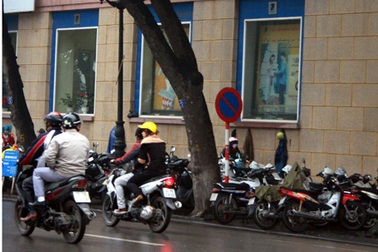 Cấm trông xe ở 262 tuyến phố: Nơi tuân thủ, nơi không