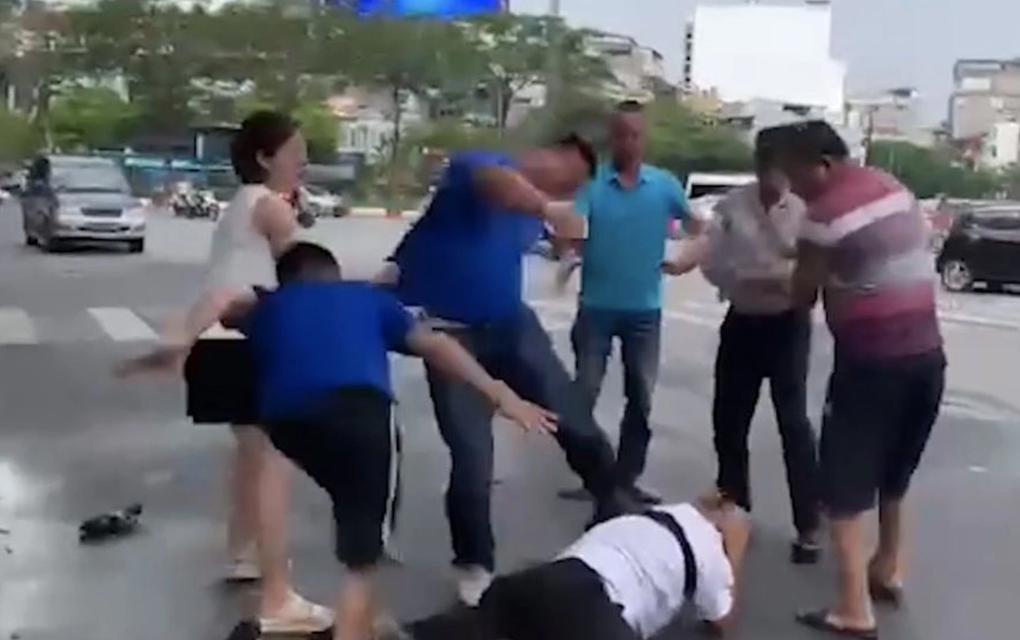 Vụ phóng viên Đài Hà Nội bị hành hung: Tạm giữ chủ hàng bán quạt - 1 Vụ phóng viên Đài Hà Nội bị hành hung: Tạm giữ chủ hàng bán quạt - 1