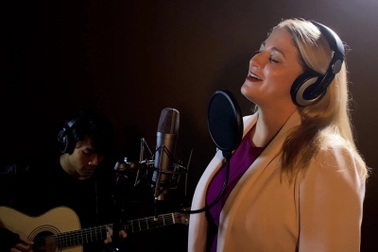 Tùy viên văn hóa Mỹ hát "Bụi phấn" chúc mừng Ngày Nhà giáo Việt Nam