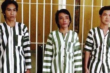 Bắt nhóm côn đồ truy sát người ở quán karaoke, chém cả Công an