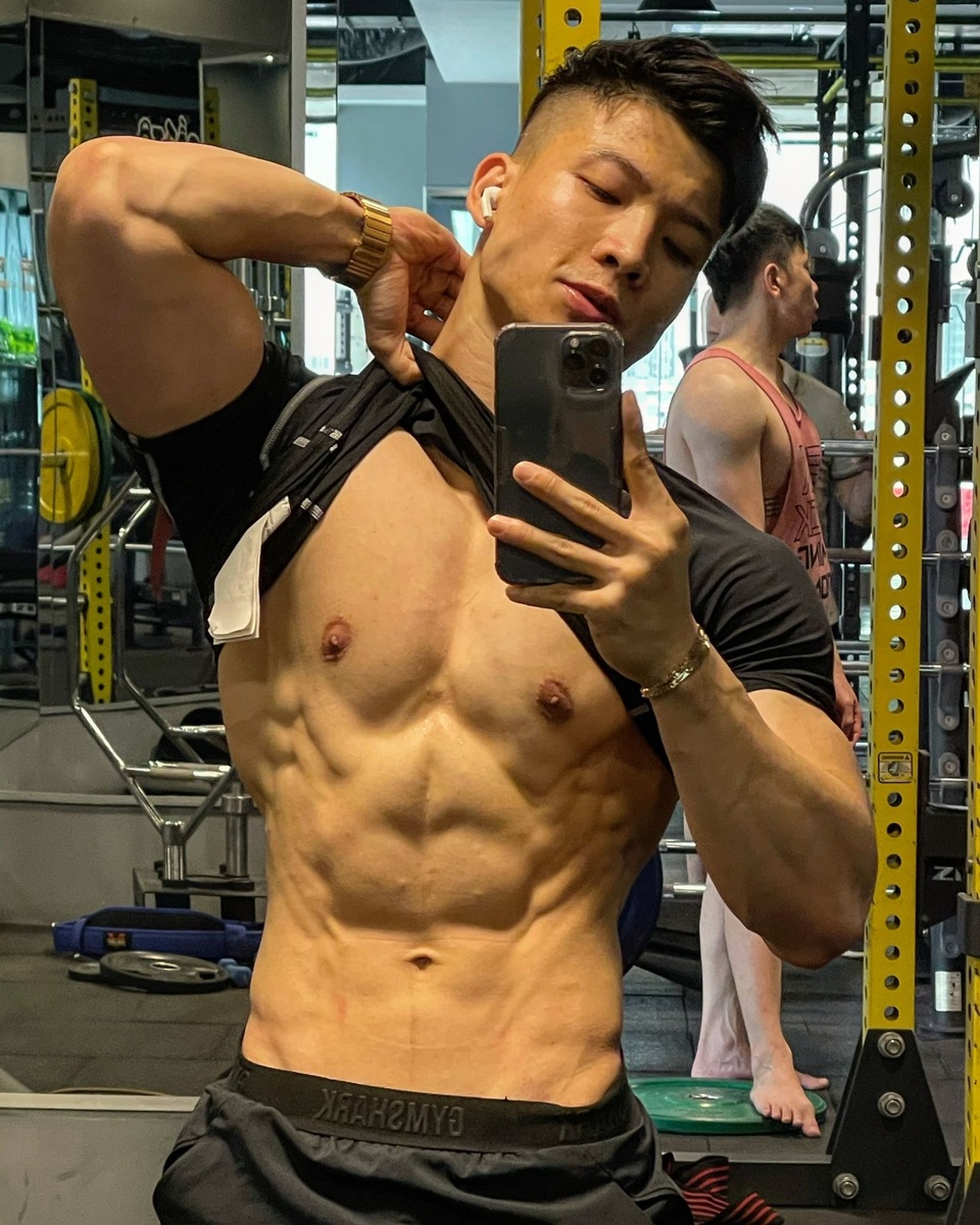 Chàng trai 27 tuổi khoe cơ bụng 6 múi, tiết lộ chuyện bị... gạ tình - 1 Chàng trai 27 tuổi khoe cơ bụng 6 múi, tiết lộ chuyện bị... gạ tình - 1