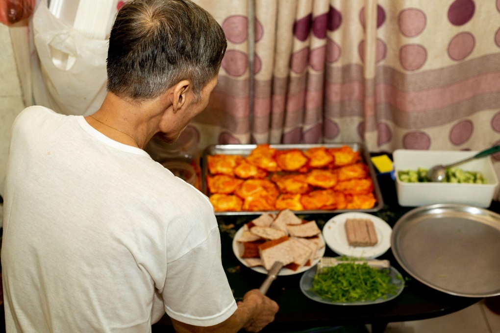 Unique sticky rice shop with peach cheeks, helping the Hanoi owner sell his goods uncontrollably - 3