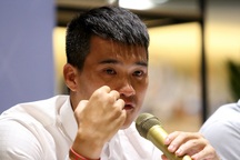 Công Vinh bật khóc trong buổi ra mắt tự truyện