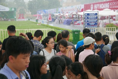 Hàng nghìn người dự hội sách dưới cơn mưa lớn