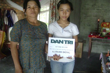 Ba chị em mồ côi xúc động nhận quà nhân ái