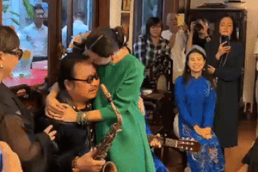 Trần Mạnh Tuấn ôm hôn vợ, kể quá trình trở về từ "cõi chết" sau lần đột quỵ