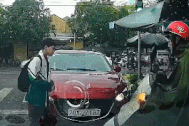 Nữ tài xế thản nhiên dừng xe ngược chiều để... mua rau