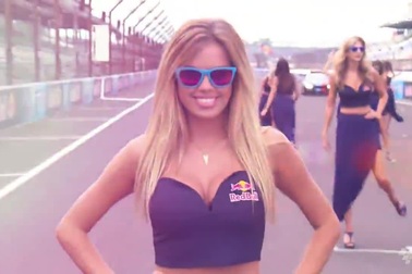 ... cùng những hình ảnh nóng bỏng của các cô nàng Paddock đọ sức hút cùng các tay đua MotoGP