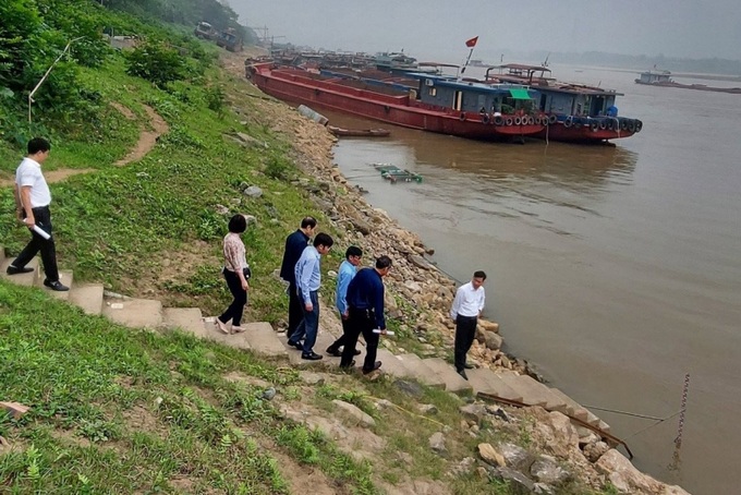 Cơ quan chức năng khảo sát, nắm bắt tình hình tại các tuyến đê có nguy cơ sạt lở trên địa bàn Hà Nội (Ảnh MH).