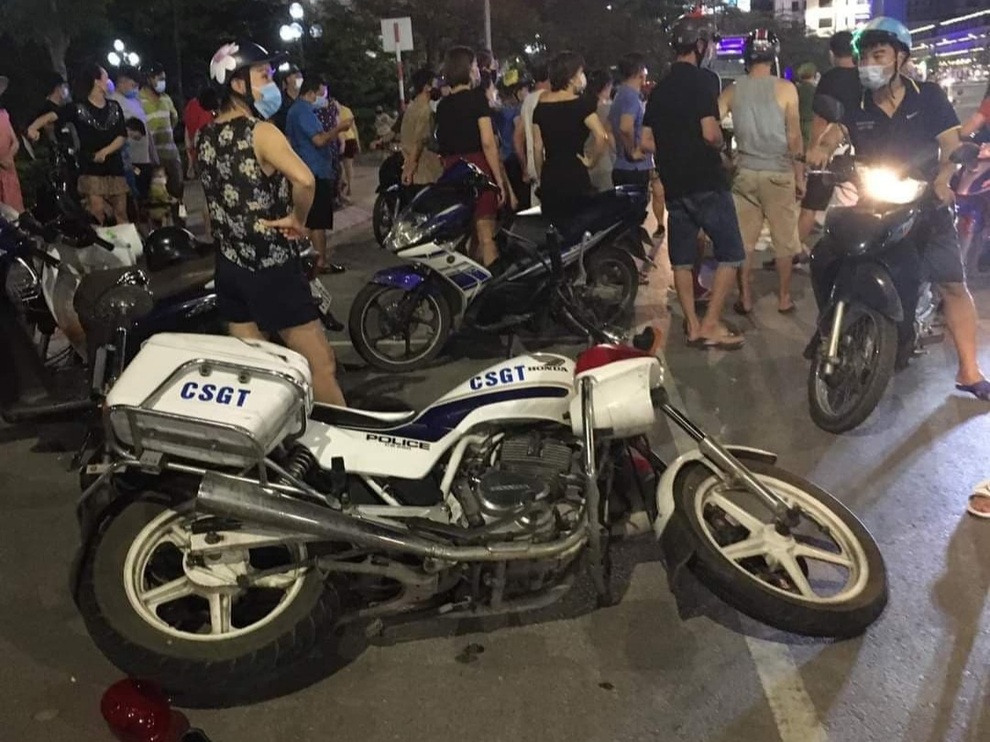 Nam thanh niên không đội mũ bảo hiểm, tạt đầu xe  khiến 2 CSGT bị thương - 1