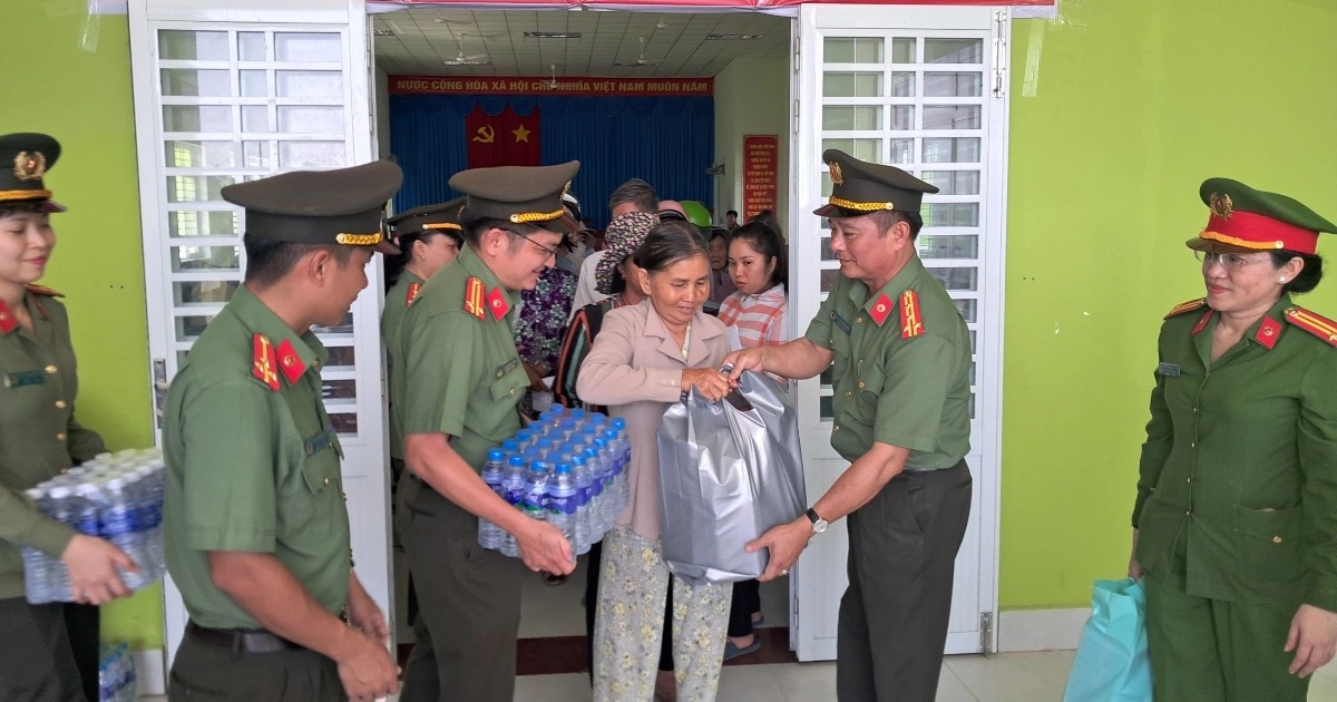 Công an tỉnh Tiền Giang tổ chức chương trình "Nghĩa tình ngày hạn mặn" hỗ trợ nước sạch cho người dân vùng hạn mặn (Ảnh: CTV).