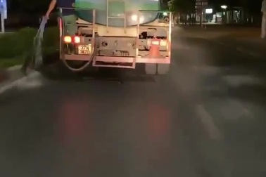 Nhân viên môi trường gây bức xúc vì tưới cây hời hợt