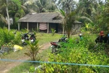 Phát hiện người đàn ông chết với dòng chữ "tự mổ bụng"