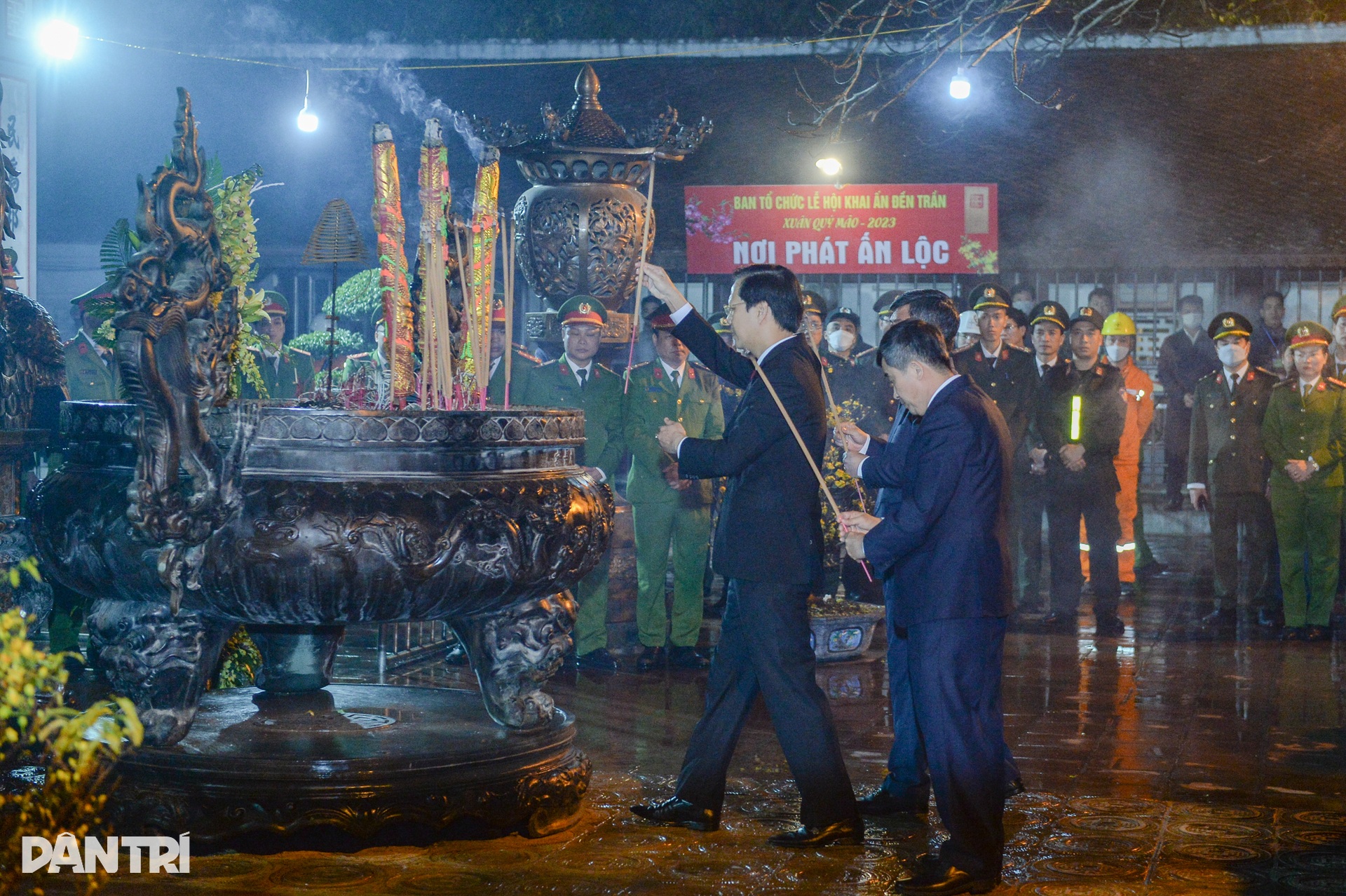 Hàng nghìn người ùa vào đền Trần sau giờ Khai ấn - 4 Hàng nghìn người ùa vào đền Trần sau giờ Khai ấn - 4