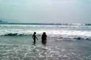 Đà Nẵng: Bãi biển vắng vì "sóng lạ"?