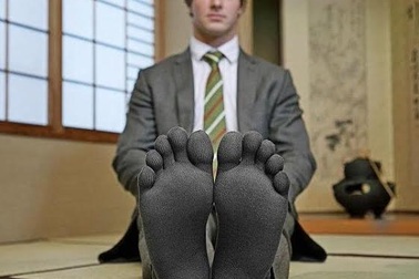 Không còn sợ hôi chân nhờ tất khử mùi đặc chế