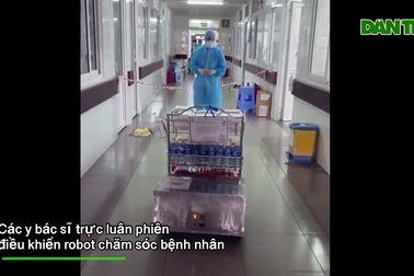 Bệnh viện C Đà Nẵng phục vụ bệnh nhân bằng robot điều khiển từ xa