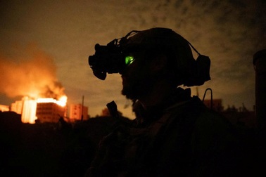 Israel tiếp tục rải truyền đơn sơ tán, nguy cơ xung đột lan sang nam Gaza