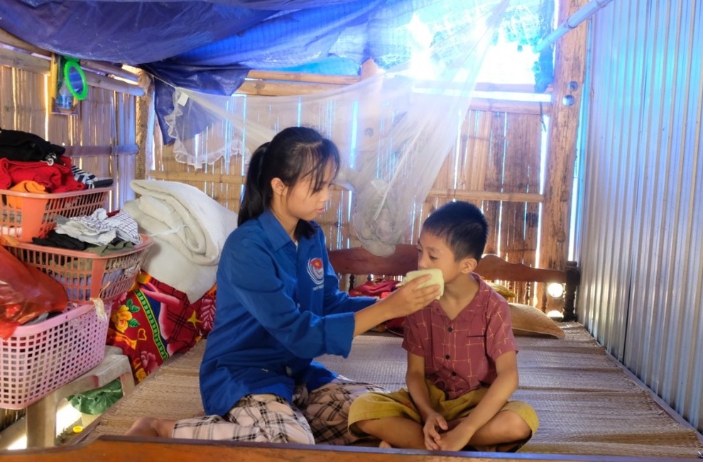 Cô gái 12 năm chăn bò thuê đến trường bằng sổ hộ nghèo và ước mơ đại học - 4 Cô gái 12 năm chăn bò thuê đến trường bằng sổ hộ nghèo và ước mơ đại học - 4
