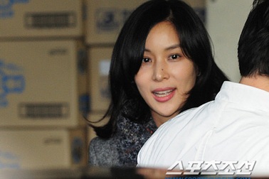 Vợ Jang Dong Gun lộ diện sau khi sinh