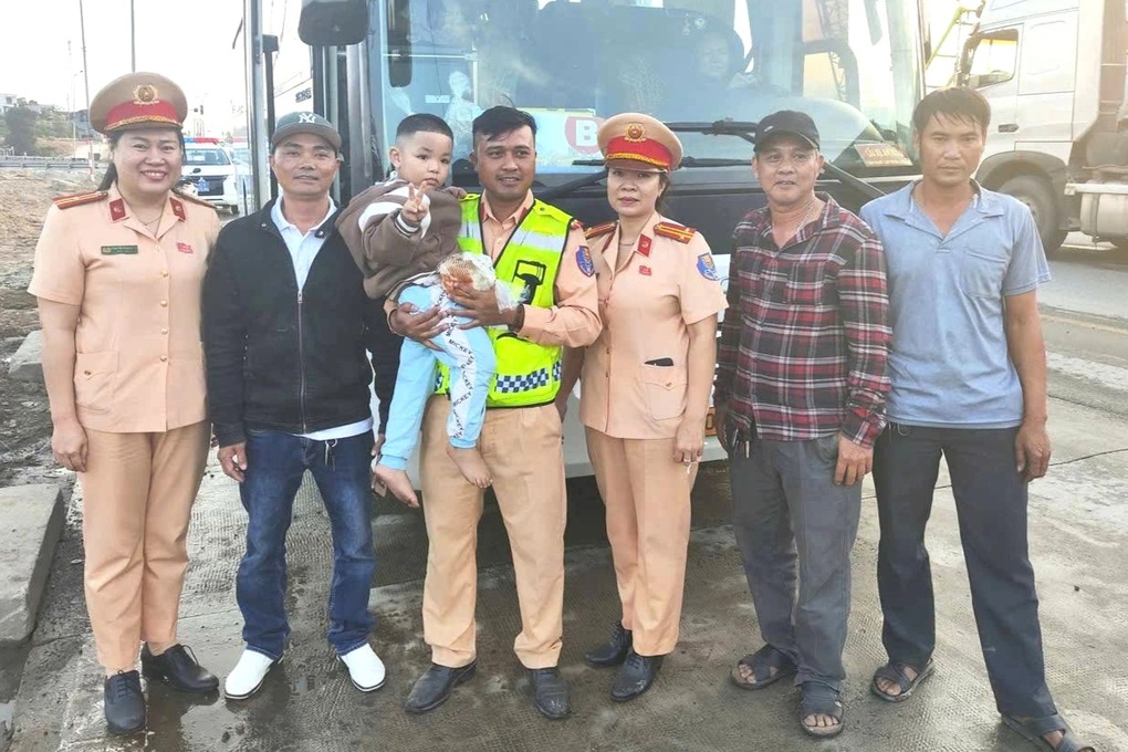 Người dân về quê ăn Tết bất ngờ khi được CSGT “chặn xe” - 4